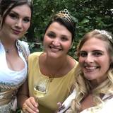 Majestäten laden zum Anradeln v.l. Zeitzer Weinprinzessin Franziska, Weinkönigin Saale-Unstrut, Annemarie und Zeitzer Lichterfee Michelle..jpg