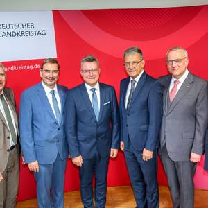 Das Präsidium des deutschen Landkreistages (v.l.n.r.): Patrik Lauer, Sven Ambrosy, Dr. Achim Brötel, Thomas Karmasin und Götz Ulrich sowie Hauptgeschäftsführer Dr. Kay Ruge © Deutscher Landkreistag deutscher landkreistag