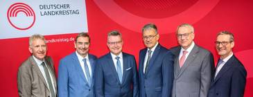 Das Präsidium des deutschen Landkreistages (v.l.n.r.): Patrik Lauer, Sven Ambrosy, Dr. Achim Brötel, Thomas Karmasin und Götz Ulrich sowie Hauptgeschäftsführer Dr. Kay Ruge